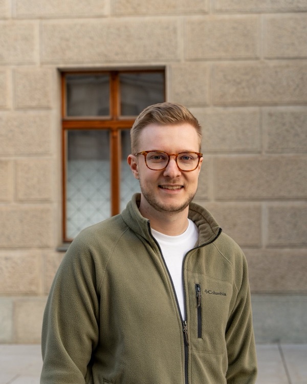 David, Inhaber von mooncode, vor einem Altbau-Fenster